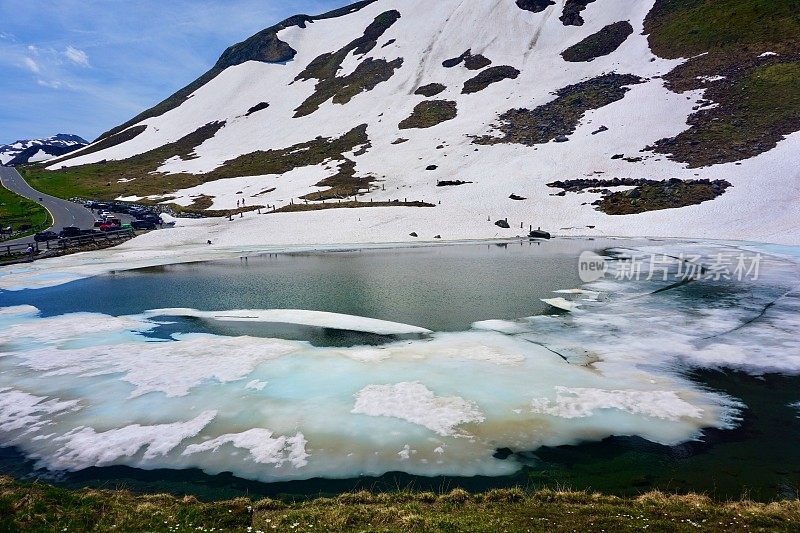 The Fuscher Lacke is a small mountain lake at 2 262 m above sea level. A. on the Großglockner High Alpine Road in the southwestern area of the market town of Rauris.